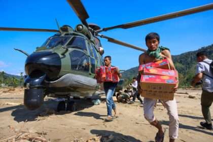Jalur Darat Lumpuh, Ketua TP PKK Aceh Bawa Bantuan dengan Heli