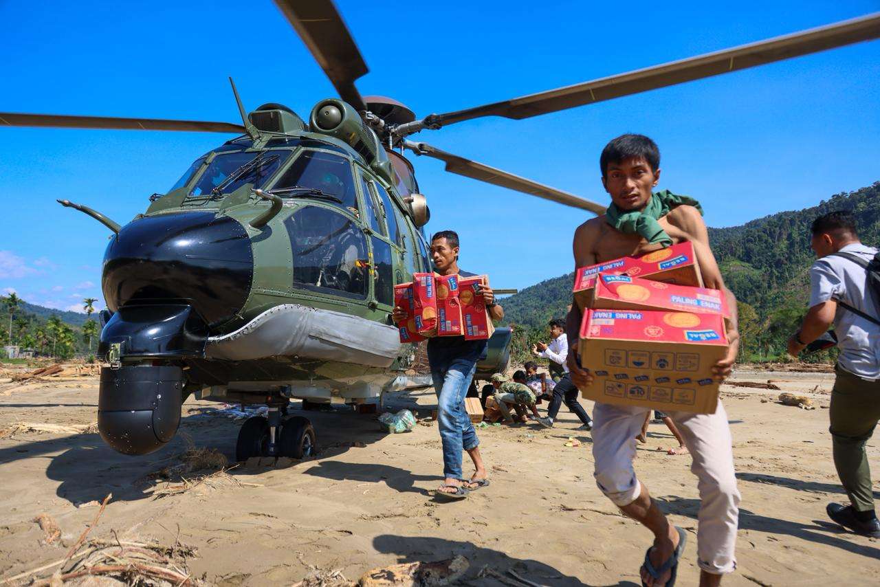 Jalur Darat Lumpuh, Ketua TP PKK Aceh Bawa Bantuan dengan Heli