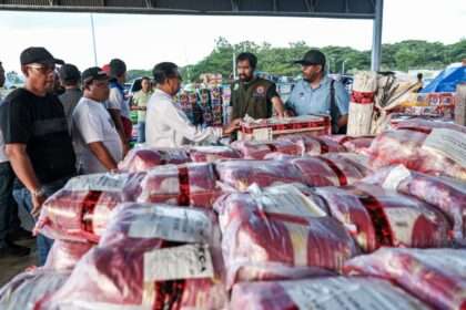 Gubernur Aceh, Muzakir Manaf meninjau proses distribusi kebutuhan bahan pokok & penanganan akses untuk wilayah terisolir, di posko Lanud SIM, Jum'at, 5 Desember 2025