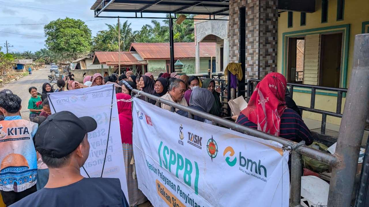 Relawan Hidayatullah Terus Dukung Warga Terdampak Bencana, Bagikan 500 Porsi Makanan