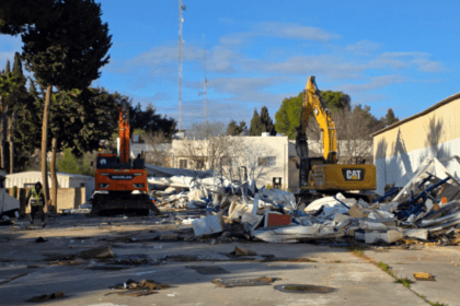 Buldozer Israel menghancurkan bangunan UNRWA di Yerusalem atau Baitul Maqdis