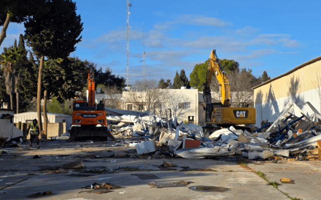 Buldozer Israel menghancurkan bangunan UNRWA di Yerusalem atau Baitul Maqdis