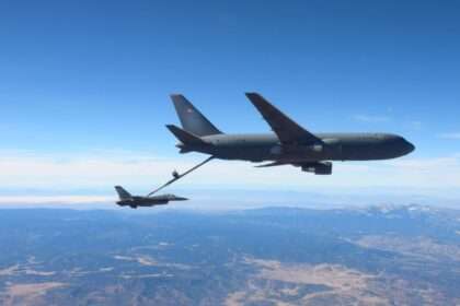 Pesawat Boeing KC-46 Pegasus sedang mengisi ulang bahan bakar sebuah jet tempur F-16 di udara.