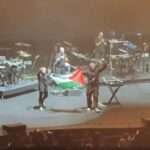 Massive Attack membentangkan bendera Palestina saat manggung di Singapura, hari Rabu 27 Juli 2026, dan karena itu mereka dilarang masuk ke negara itu.