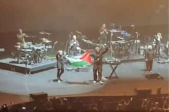 Massive Attack membentangkan bendera Palestina saat manggung di Singapura, hari Rabu 27 Juli 2026, dan karena itu mereka dilarang masuk ke negara itu.