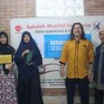 Yayasan Wakaf Al-Qur’an Suara Hidayatullah (YAWASH) menyalurkan bantuan perlengkapan ibadah shalat kepada belasan mualaf di Sekolah Mualaf Indonesia (SMI) Jalan Sendangguwo, Kecamatan Pedurungan, Kota Semarang, Jawa Tengah, Rabu (29/7/2026).