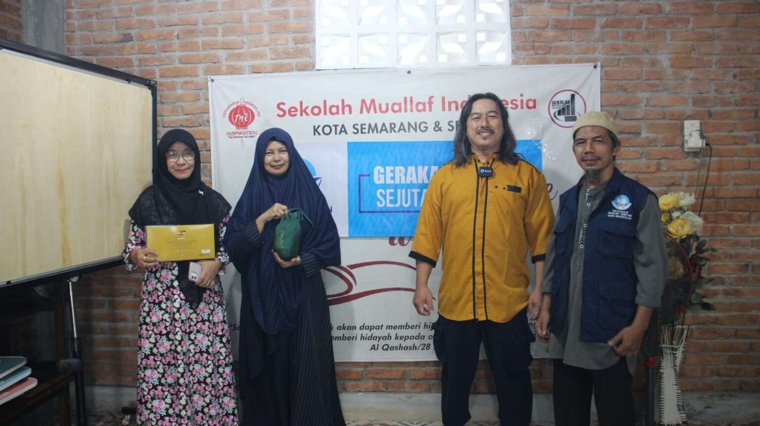 Yayasan Wakaf Al-Qur’an Suara Hidayatullah (YAWASH) menyalurkan bantuan perlengkapan ibadah shalat kepada belasan mualaf di Sekolah Mualaf Indonesia (SMI) Jalan Sendangguwo, Kecamatan Pedurungan, Kota Semarang, Jawa Tengah, Rabu (29/7/2026).