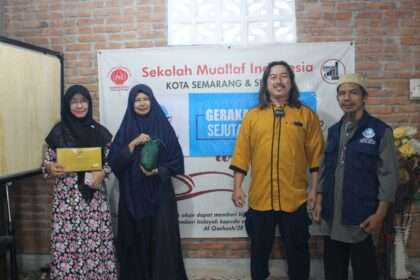 Yayasan Wakaf Al-Qur’an Suara Hidayatullah (YAWASH) menyalurkan bantuan perlengkapan ibadah shalat kepada belasan mualaf di Sekolah Mualaf Indonesia (SMI) Jalan Sendangguwo, Kecamatan Pedurungan, Kota Semarang, Jawa Tengah, Rabu (29/7/2026).
