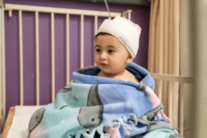 Ahmad, yang berusia 10 bulan, sedang dirawat di Rumah Sakit Pemerintah Rafic Hariri di Beirut setelah terluka dalam serangan udara Israel di dekat rumahnya di Beirut selatan pada 8 April 2026.