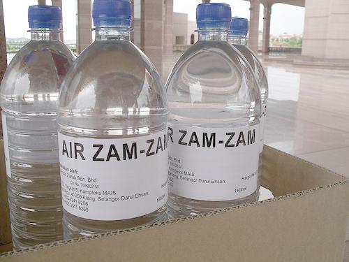 Minum Air Zam zam Sembuhkan Sakit dan Kuatkan Hafalan